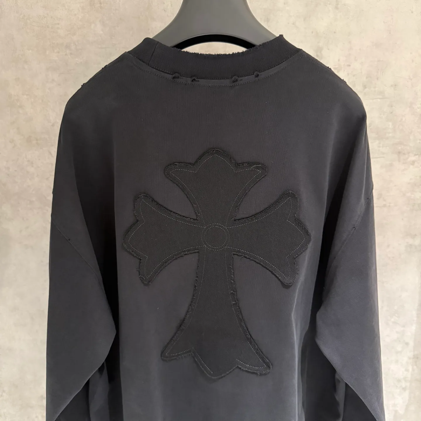 🅿️350 [Strict quality control] CH Crow Heart's new appliqué embroidered long-sleeved sweatshirt T-shirt. Heavy 340g double yarn fabric. Wash the whole garment twice. Frayed and torn on all four sides. Heavy fabric. The neckline is made of icy Salona. Loose fit. Deep, wide and stylish. No deformation or shrinkage. Color: 3 colors, black, white and gray. Size: M-2xl